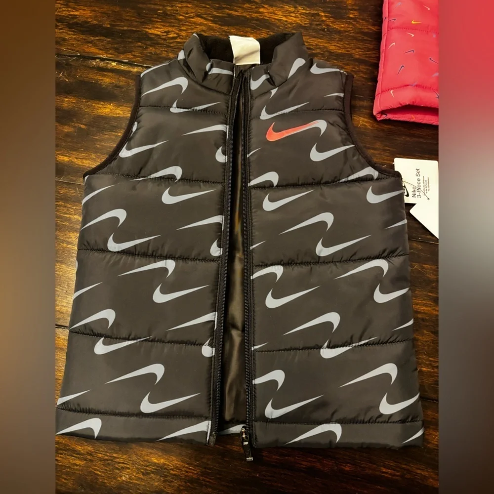 Nike Girl's Puffer Vest Full Zip Allover Logo Size S (3-4 yrs) NWT